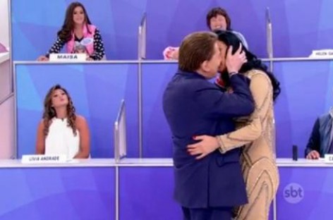 Silvio Santos finge beijar Helen Ganzarolli em programa: “Meu coração disparou”