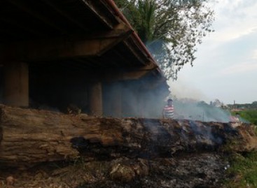 Tronco em chamas ameaça estrutura de madeira da praça da EFMM, em RO