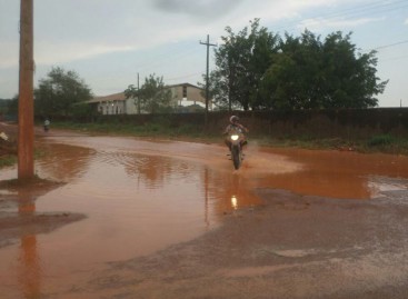 Obra inacabada deixa moradores isolados na lama em Porto Velho