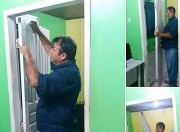 Prefeito eleito de São Miguel arranca a porta de seu gabinete para cumprir promessa