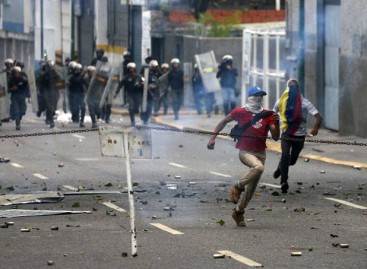 Jovem morre baleado durante protesto na Venezuela