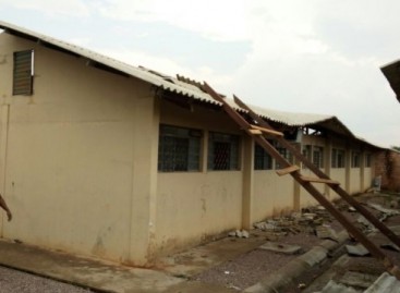 Forte chuva destrói telhados e poste de energia no conjunto habitacional Dnit-VÍDEO