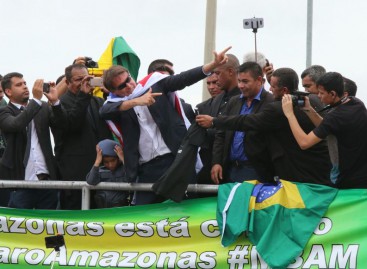 Bolsonaro faz comício em aeroporto e diz que a ‘esquerda dividiu o Brasil’