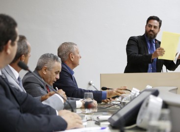Léo Moraes destaca que caos na saúde do município recai sobre o Estado