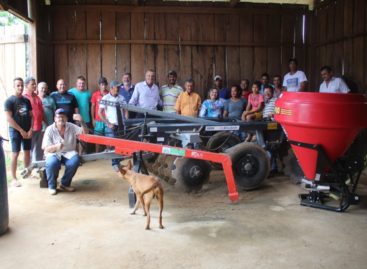 Adelino Follador participa da entrega de equipamentos para a associação Rural de Campo Novo