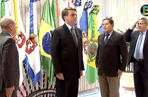 Bolsonaro participa da cerimônia ao Dia da Vitória enquanto manifestantes gritam ‘fora Gilmar’