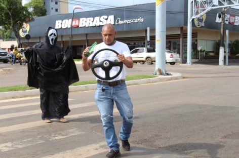 Detran Rondônia orienta usuários com encenação teatral sobre consequências do desrespeito à legislação de trânsito