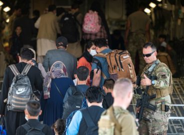 Nações ocidentais correm para completar a evacuação do Afeganistão conforme o prazo se aproxima