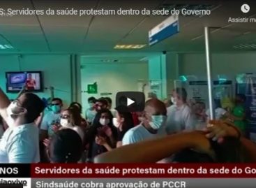 20 ANOS: Servidores da saúde protestam dentro da sede do Governo