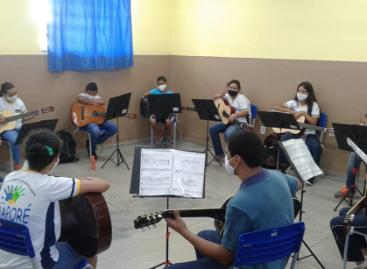 Projetos de música e pintura atendem mais de 50 alunos da Escola Valdir Monfredinho, em Pimenta Bueno