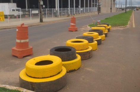 Em Vilhena, vereador não acredita em solução de “especialistas de trânsito” e chama pneus em cruzamento de “ridículo, absurdo e retrocesso”