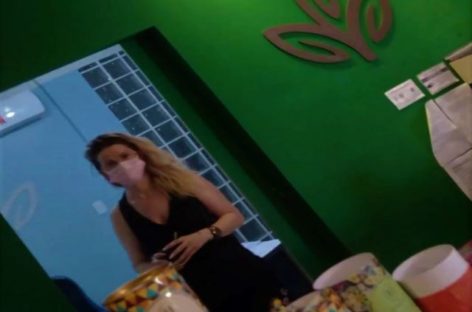 Vídeo mostra sócia de Carla Redano que ganha mais de R$ 8 mil reais na ALE atendendo em loja no horário de expediente da Casa de Leis